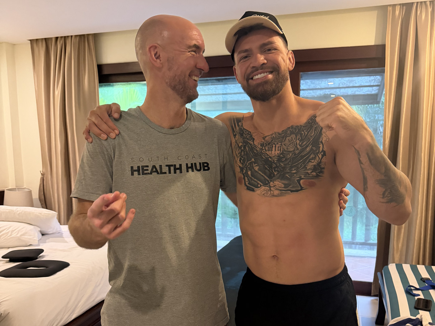 Mick Baines standing with Maur&iacute;cio Ruffy